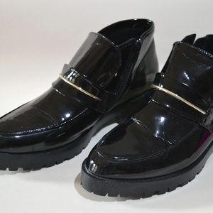 black shoes with gloden line
